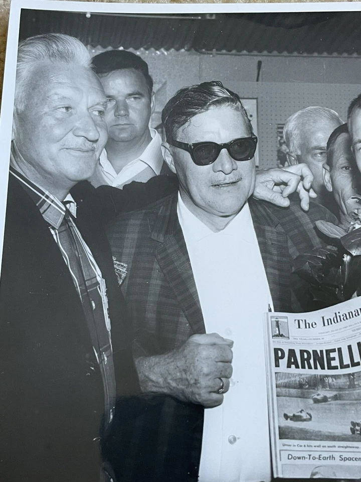 Foto original 8x10 tomada después de 1963 Indy 500 Parnelli Jones & JC Agajanian Foto 4 de 4
