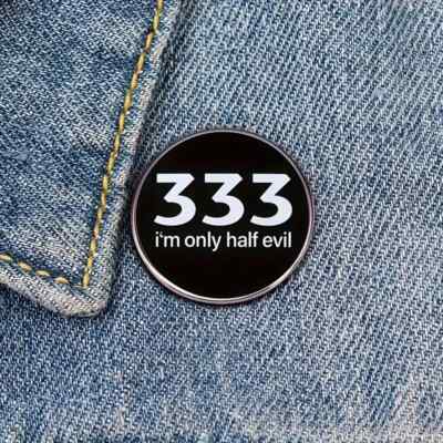 ''333 I'm Only Half Evil' Badge'' Emaille Metall Pin lustig unhöflich