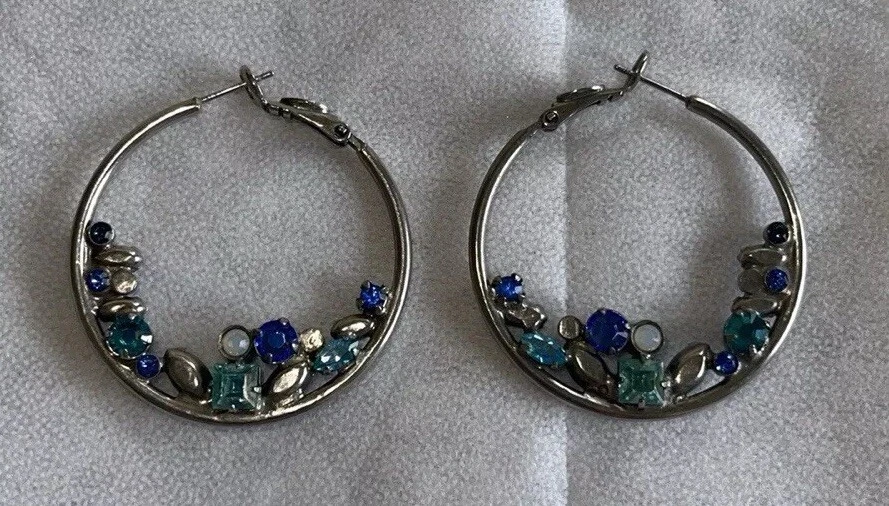 Электрические синие ограненные камни и серебряные серьги-кольца Sorrelli СНЯТЫ С ПРОИЗВОДСТВА  - Изображение 2 из 4