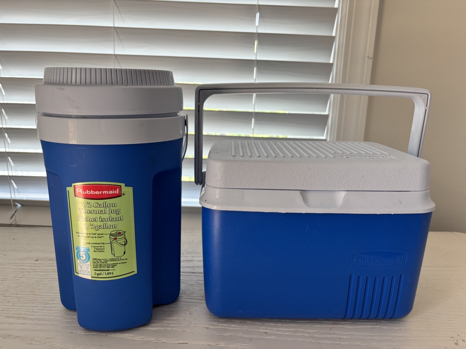 & Rubbermaid 1/3 Gallon Cooler  Pre Owned