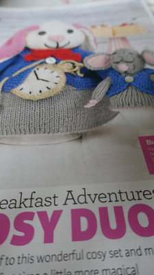 Strickanleitung für Neuheit Hase Tee Cosy & Maus Ei Cosy in D.K.