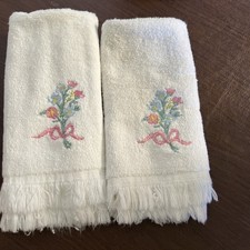 2 Vintage Floral Bouquet Embroidered Fingertip Towels Guest Fringed Made In USA