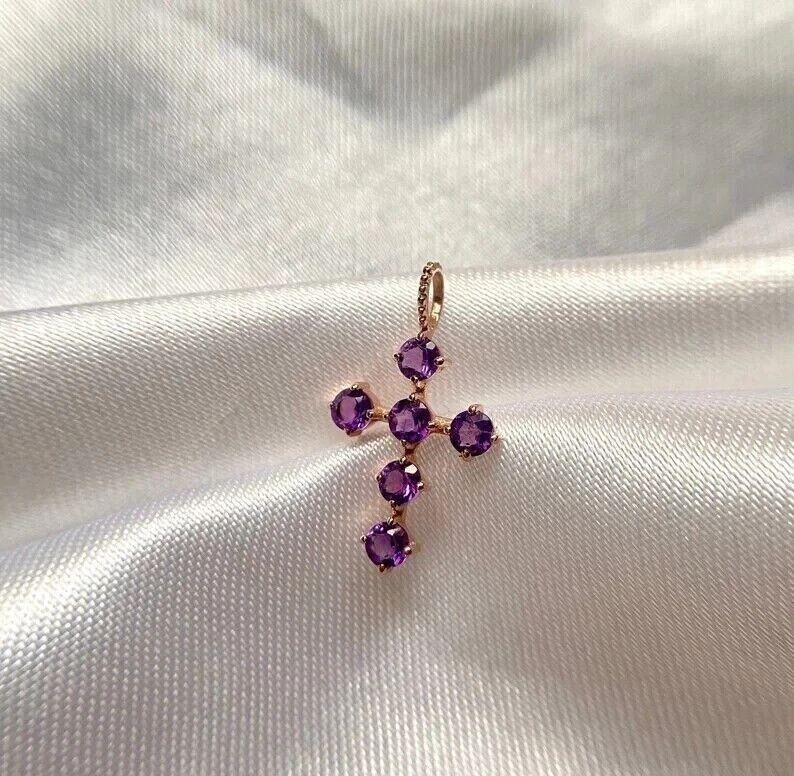 Impresionante colgante de cruz de amatista simulada de corte redondo para mujer enchapado en oro rosa de 14 quilates Foto 4 de 4