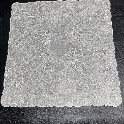VINTAGE SHANTOU WHITE ORNATE HAND EMBROIDERY HANDKERCHIEF/SWATOW HERITAGE 3928 