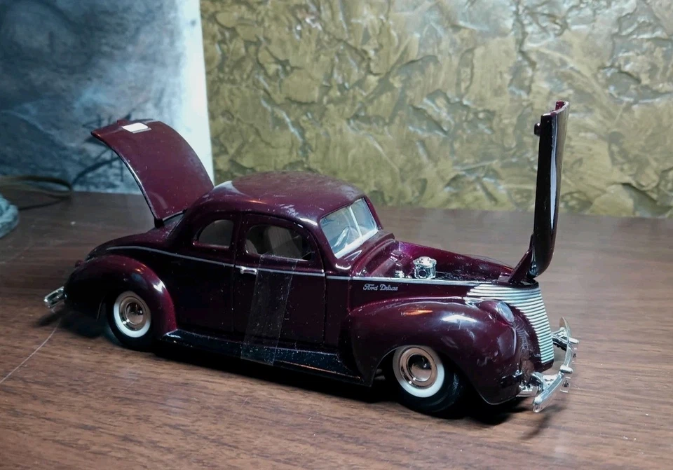 Ford Deluxe Cupé Danbury 1940 Como Nuevo, Borgoña, Metal Diecast Escala 1:24, Coche Foto 2 de 4