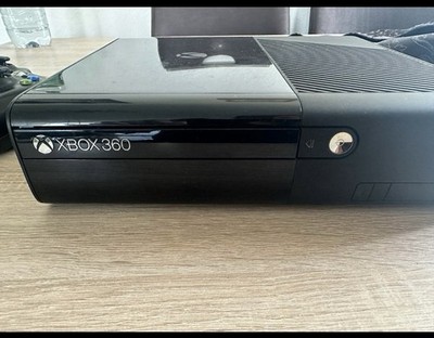 Microsoft Xbox 360 E + 3 Controller und 2 Spiele