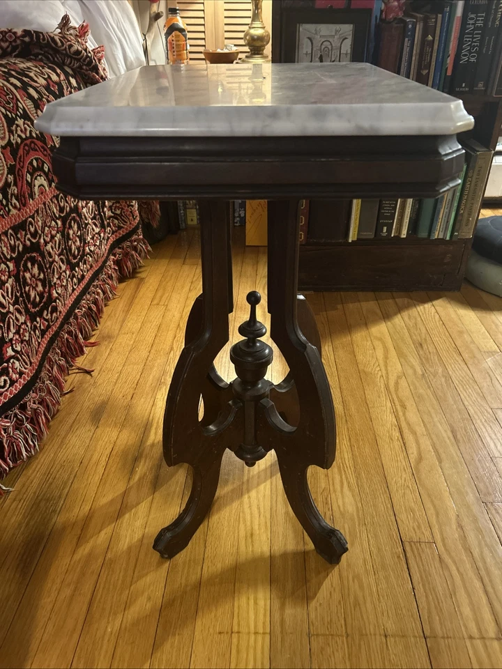 Antigua mesa de salón estilo Eastlake de nogal con tapa de mármol Burl Foto 3 de 4