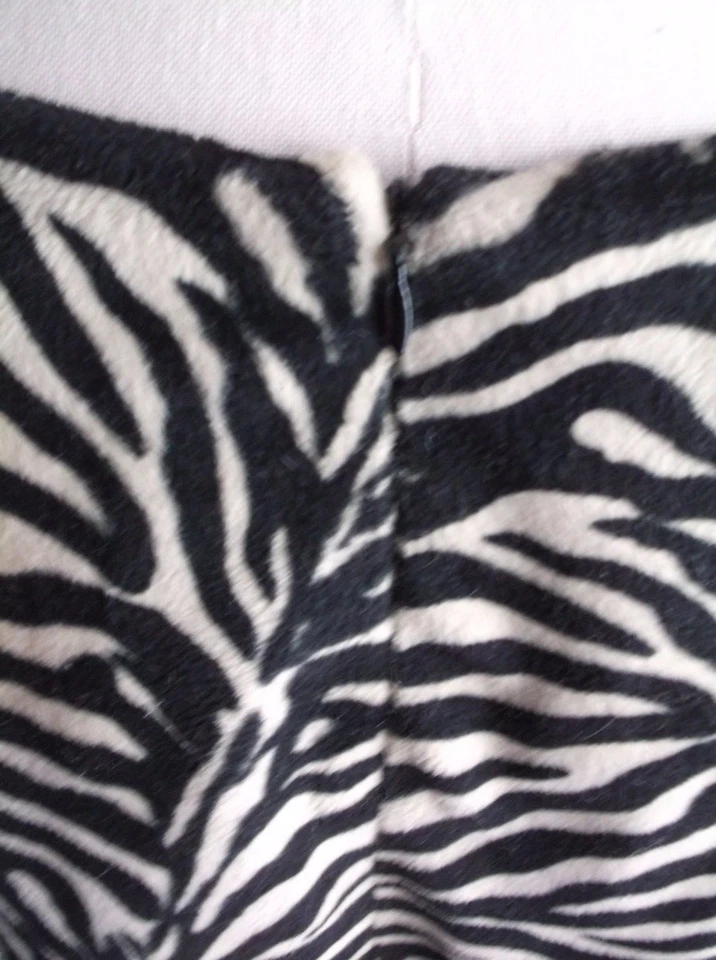 Falda oscilante Betsey Johnson New York estampado animal cebra piel sintética línea A para mujer 10 Foto 4 de 4