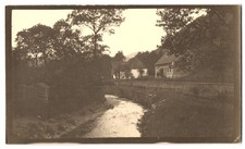 Fotografie Hoppecke, Blick in den Ort mit Fluß 