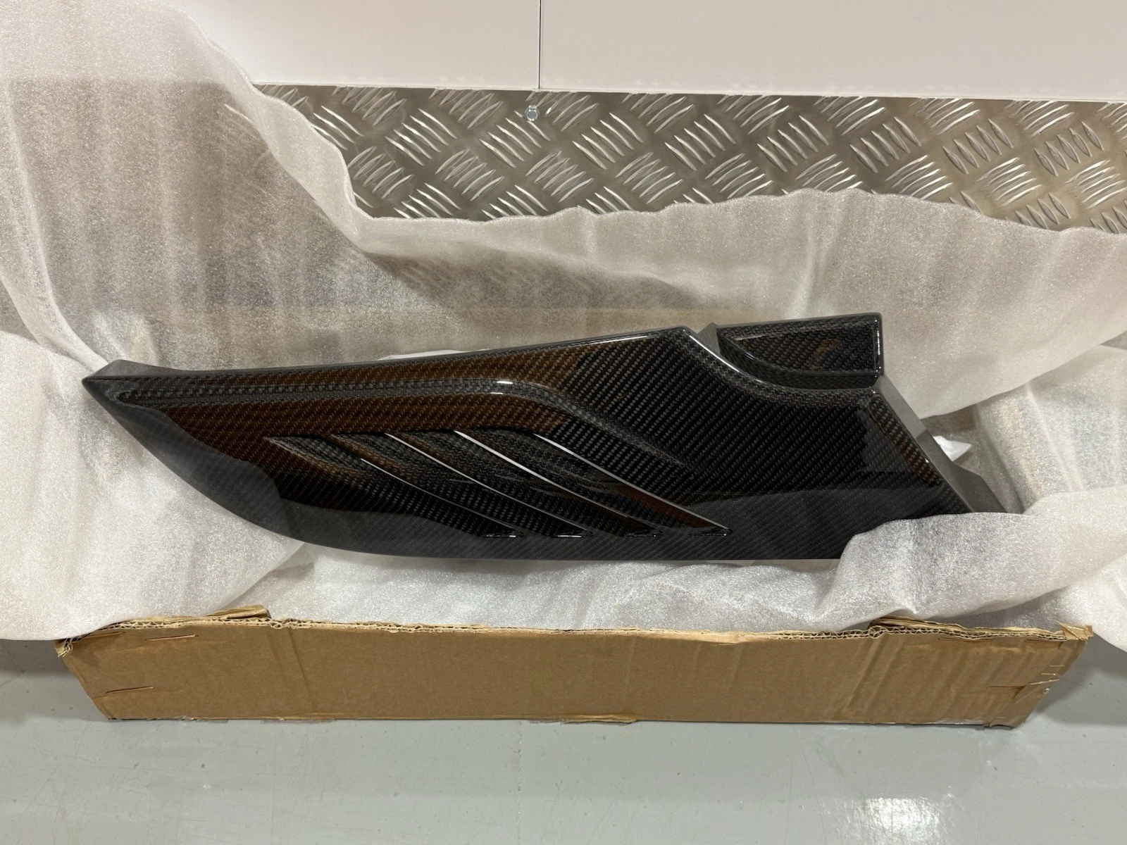 Aston Martin Vantage Engine Cover RH AM6 2019-2021 KY63-08-10002 - New Genuine 7