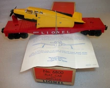 LIONEL POSTWAR 6800 FLAT CAR WITH DARK YELLOW/BLACK AIRPLANE MINT UNRUN OB INSTR