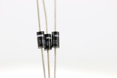 Resistenza 3W 56 ohm a filo lotto 10 pezzi Resistenza 3W 56 ohm a filo lotto 10 pezzi