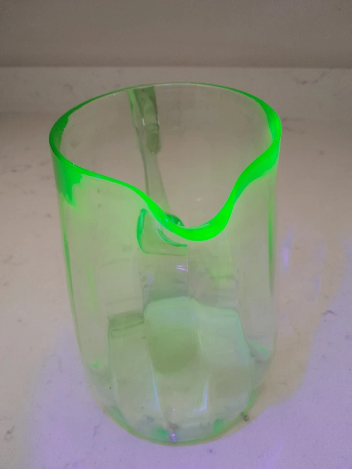 Jarra de vidrio de uranio verde vintage de los años 30 depresión grande 8" de alto excelente  Foto 4 de 4