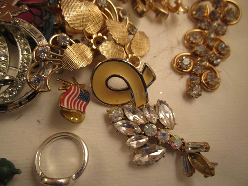 Vintage Mixed Lot of Costume Jewelry Craft Repair Parts & Pieces - Picture 6 of 10