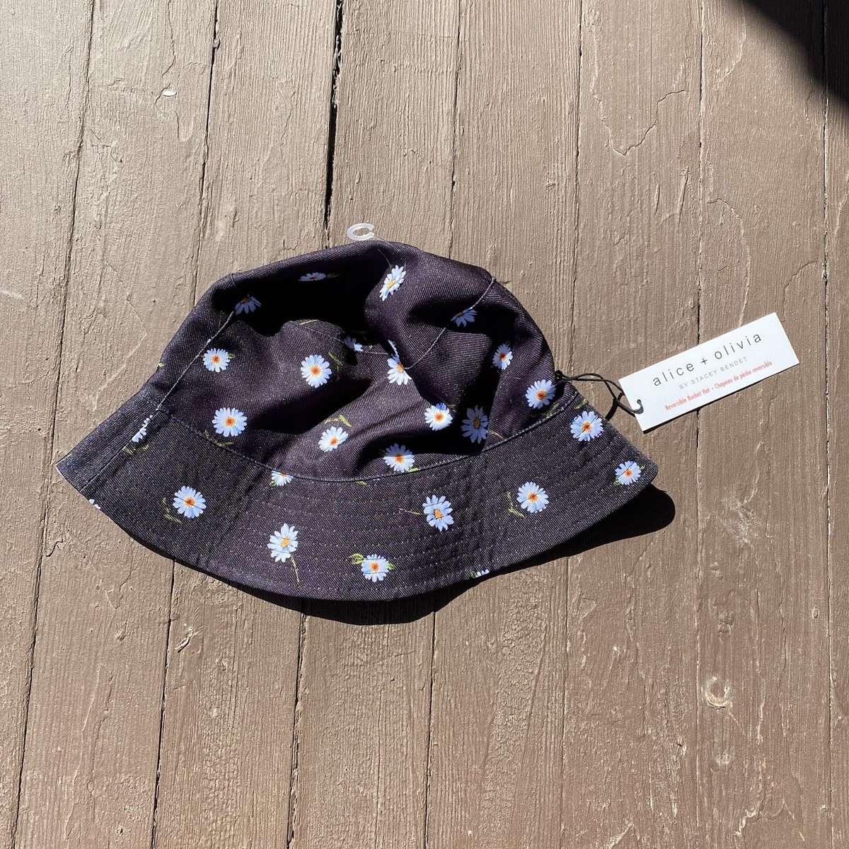 NEW: AO X FABFITFUN REVERSIBLE BUCKET HAT Universal Fan Fest Nights Reversible Bucket Hat – Shop Universal main image 4