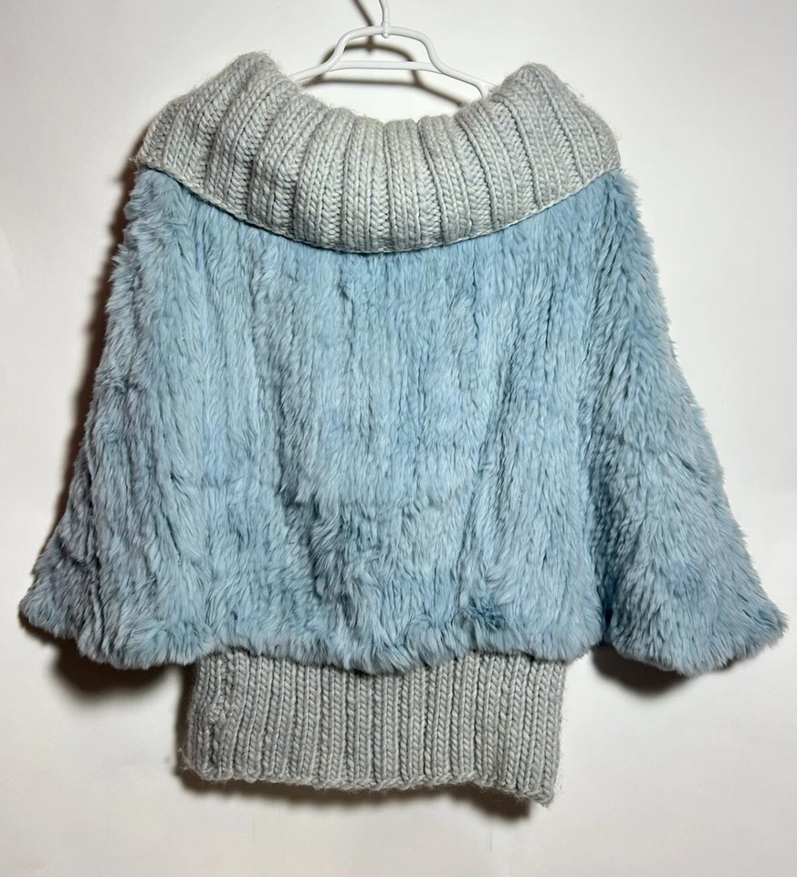 Poncho para mujer Bernardo tejido teñido bebé azul piel de conejo gris grueso tejido con cable Foto 4 de 4