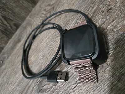 Fitbit Versa 1st Gen Smartwatch *TESTED/WORKING*