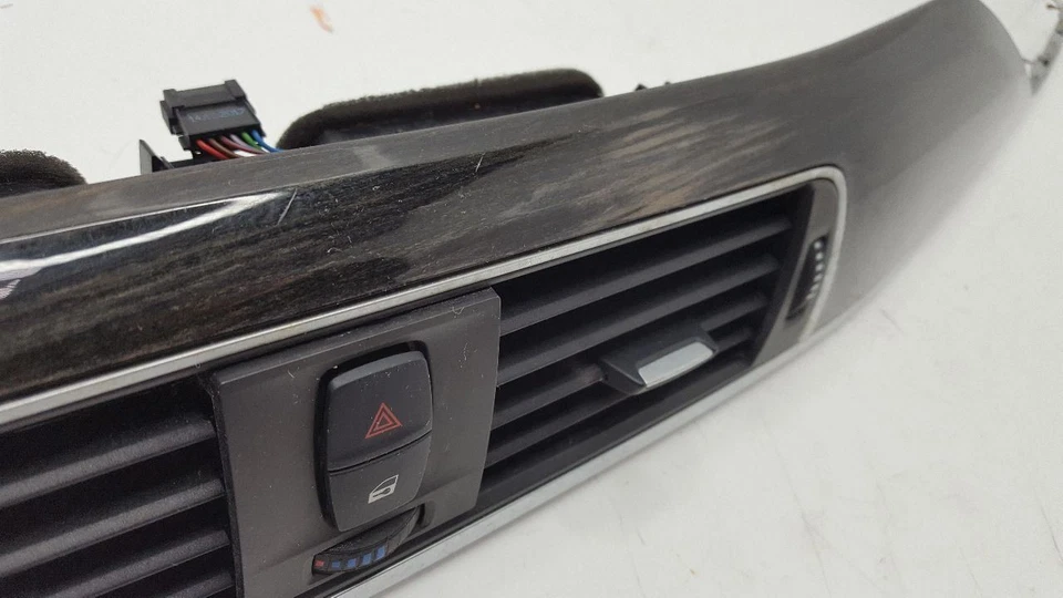 Center Air Vents with Wood Grain Bezel 2017 BMW 330i Sedan Foto 2 de 4