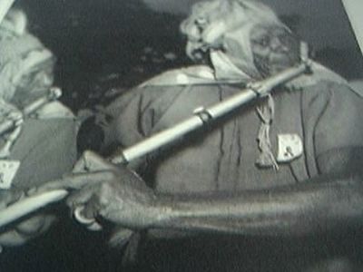 Ephemera 1951 Bild Kissi Krieger in Löwenmähne Perücken