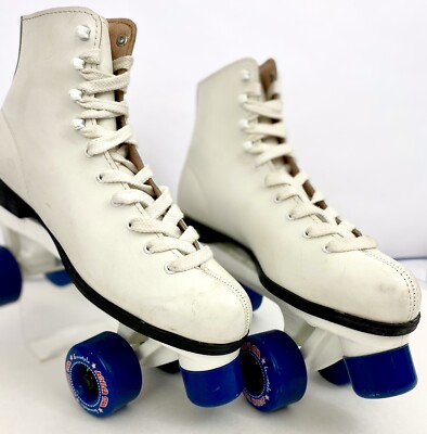 belle femme dans les patins à roulettes en studio 16114060 Photo de