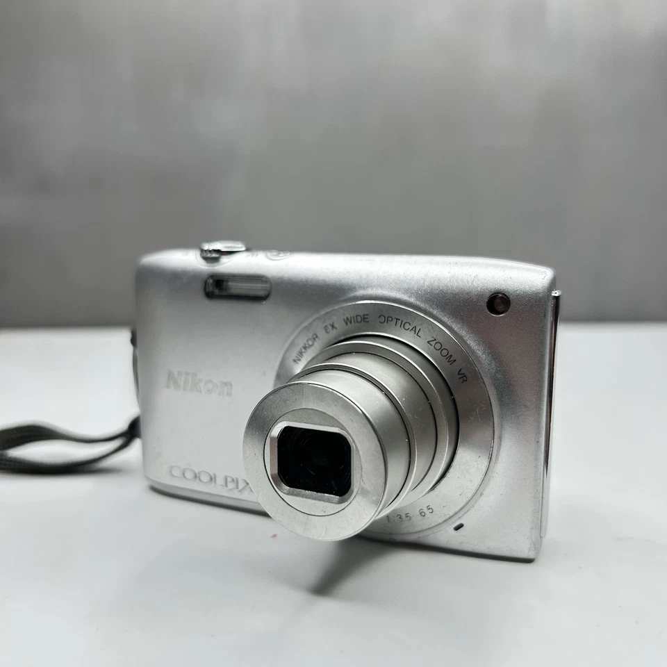 Nikon Coolpix S3300 argento - Fotocamera digitale compatta - CCD 6X VR 16 MP - Immagine 2 di 4