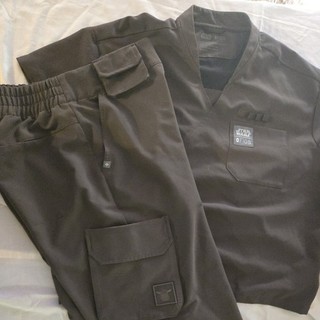 Limited Edition FIGS Star Wars/Mandalorian Scrub Set Mens size Large