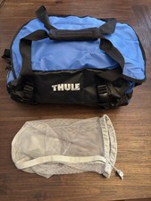 Thule 27 litrów Chasm Sports Składany duffle z odpinanym paskiem zawieszającym.