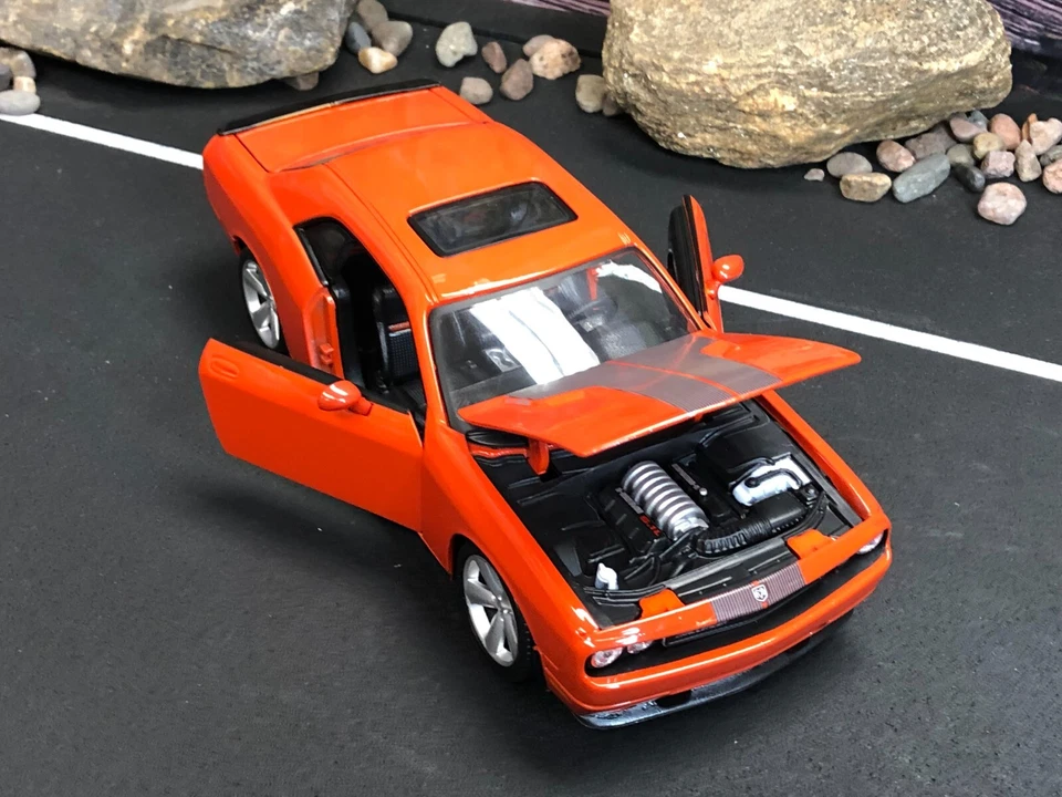 Coche diecast 1:24 Maisto Orange 2008 Dodge Challenger SRT 8 sin caja Foto 2 de 4