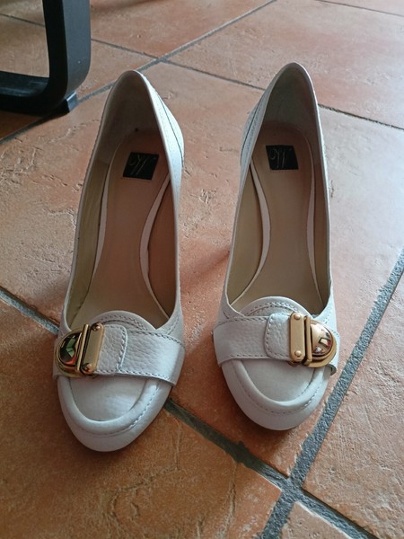 Zapatos de tacón Talla 39 de Zara.