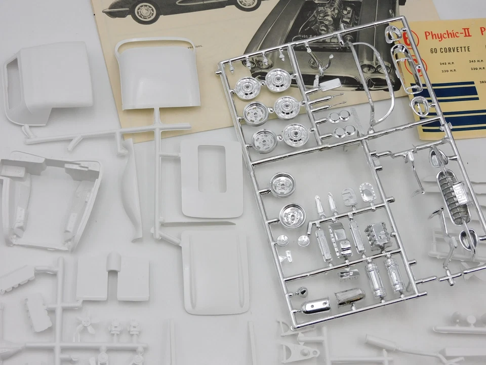 MPC 1960 Vette Chevrolet Corvette 1/25 customizing car 306-200 plastic kit box - Immagine 3 di 4