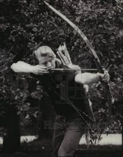 2000 Press Photo Archery player Doug Brimer at Louisiana Sportsmen's Show