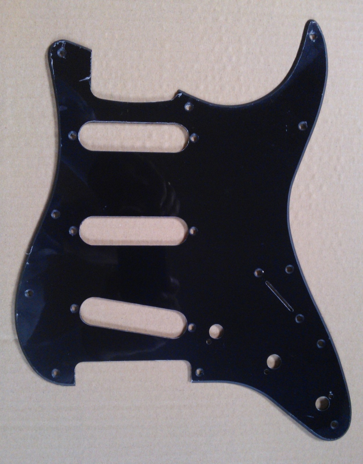 BATTIPENNA STRATOCASTER NERO MONOSTRATO SSS (PER TRE SINGLE-COIL)