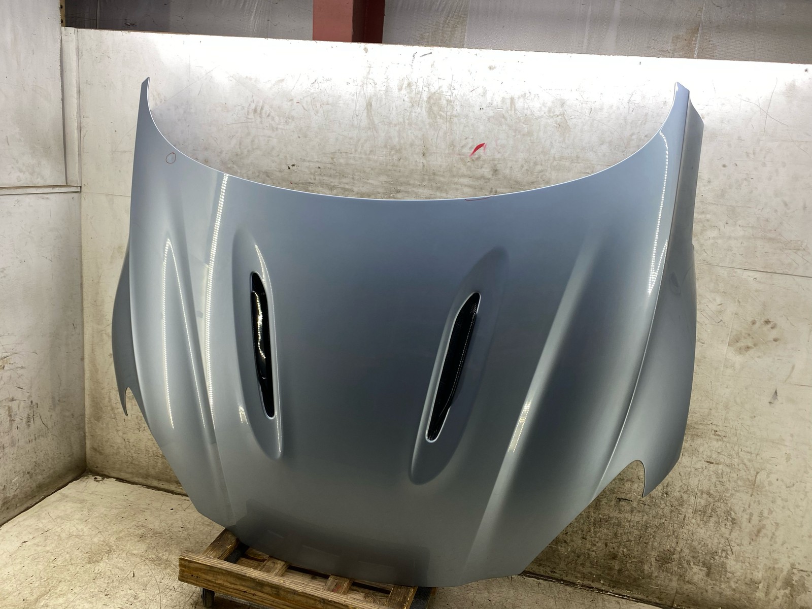 2020-2025 ASTON MARTIN DBX FRONT HOOD BONNET W/ DARK BONNET BLADES *SCRATCHED*
