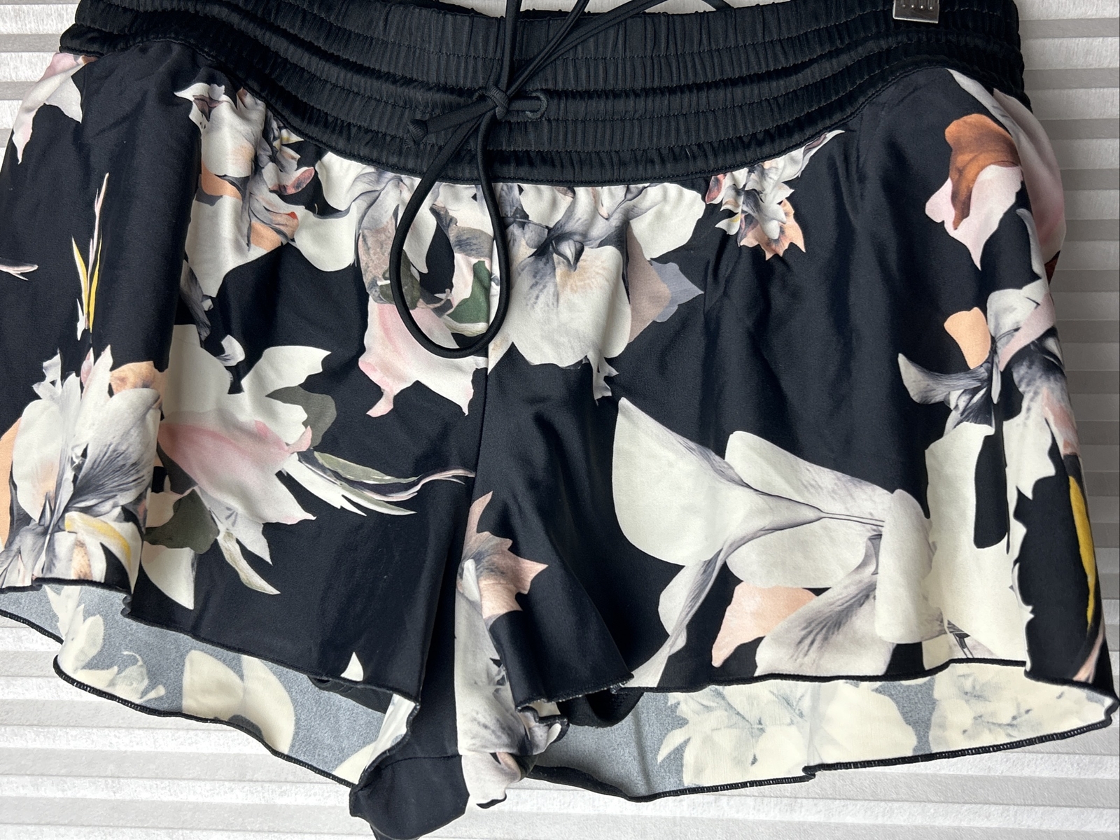 Athleta Floral Black Shorts Sz Small with Built In Liner RN 54023 S