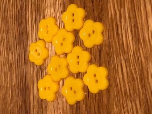 10 ACRYLIC FLOWER BUTTONS 15mm 2 HOLE UK STOCK SELLER FLORAL 11 COLOUR OPTIONS - Picture 7 of 12