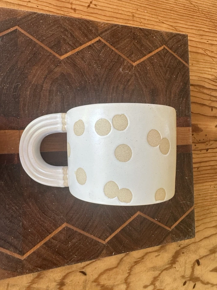 Tazas de café West Elm blanco mate gres bisque punto pulido divertido asas par de 2 Foto 4 de 4