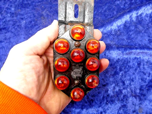 VTG FEDERAL 95 ORANGE GLASS CAT'S EYE REFLECTOR LICENSE PLATE TOPPER W/ MOUNT