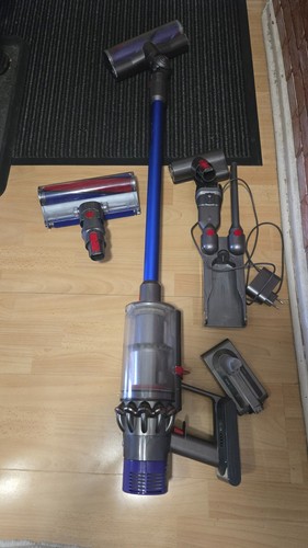 Dyson V10 Absolute Staubsauger  neuen Akku + Zubehör