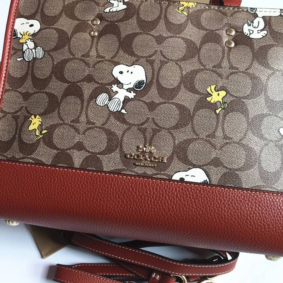 Bolsa tote Coach CE862 Snoopy Dempsey Carryall assinatura lona couro liso - Imagem 3 de 4