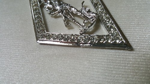 Collar Colgante Filigrana Frontiersman Borde Estrás Tono Plata-Marcado Real - Imagen 7 de 9