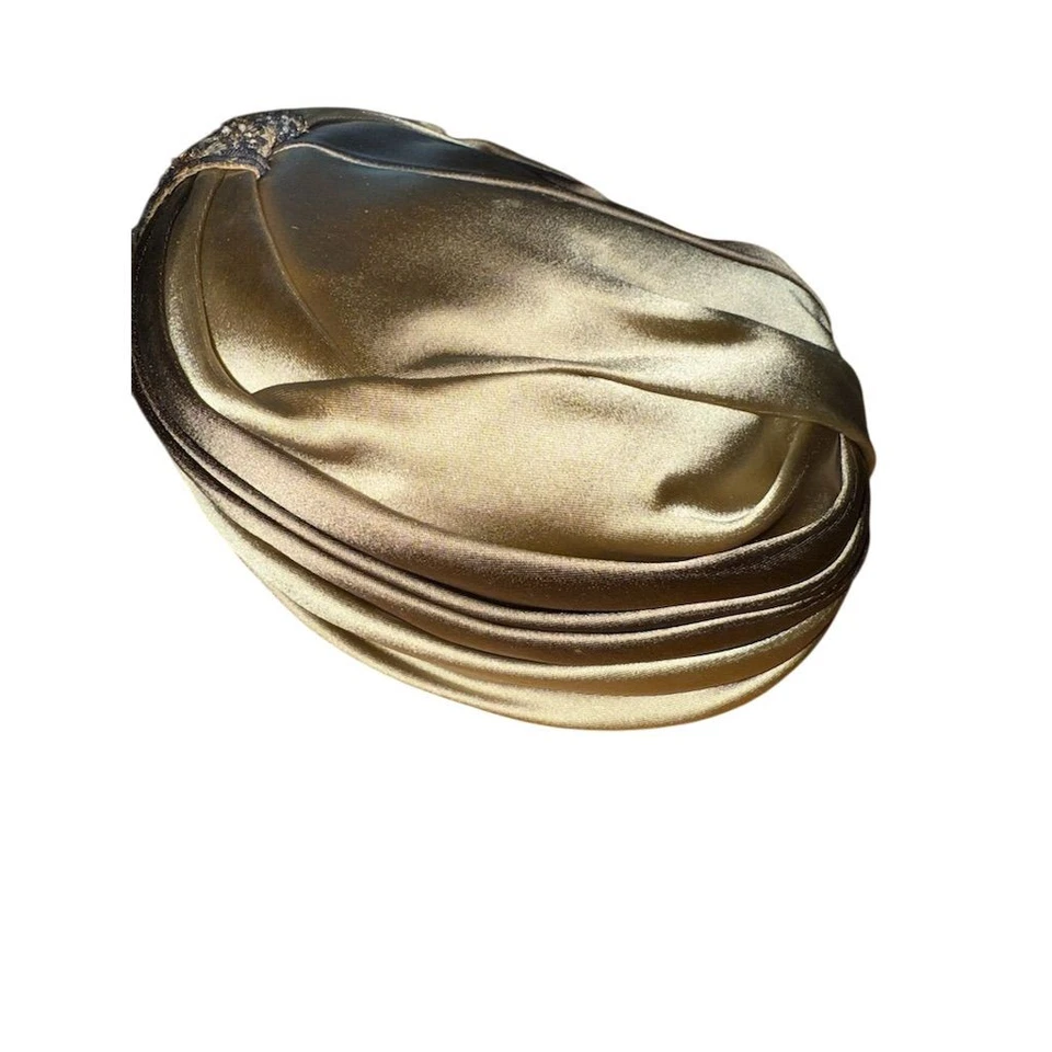 Antigo Chapéu Turbante Cetim Dourado Frisado Floral Acentos Feito na União EUA Steampunk Elegante - Imagem 4 de 4