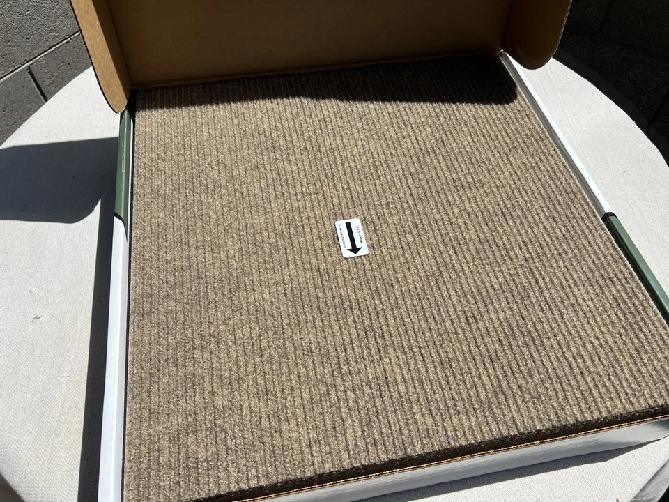 Paquete de 16 azulejos de alfombra TrafficMaster de 18” x 18” con cáscara de castaño y palo 1002 813 103 Foto 3 de 4