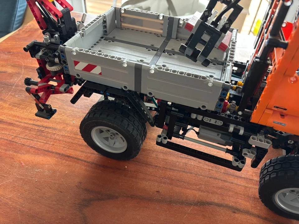 LEGO TECHNIC 8110 : Mercedes-Benz Unimog U 400 Elektrisch und Hydraulisch - Bild 4 von 4