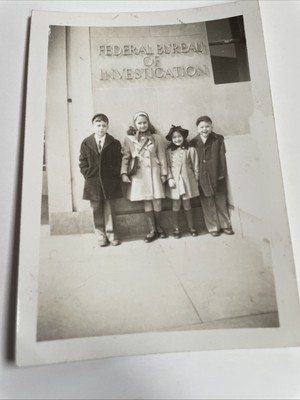 Children Standing At FBI Building Washington DC 1947 Original Photo