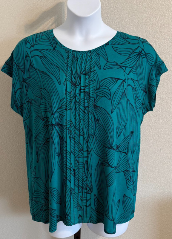 Liz Claiborne ladies size XL blouse with pleated front.