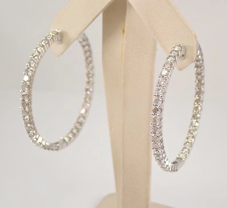 Pendientes de aros de moissanita de corte redondo de 2,50 quilates enchapados en oro blanco de 14 quilates Foto 4 de 4