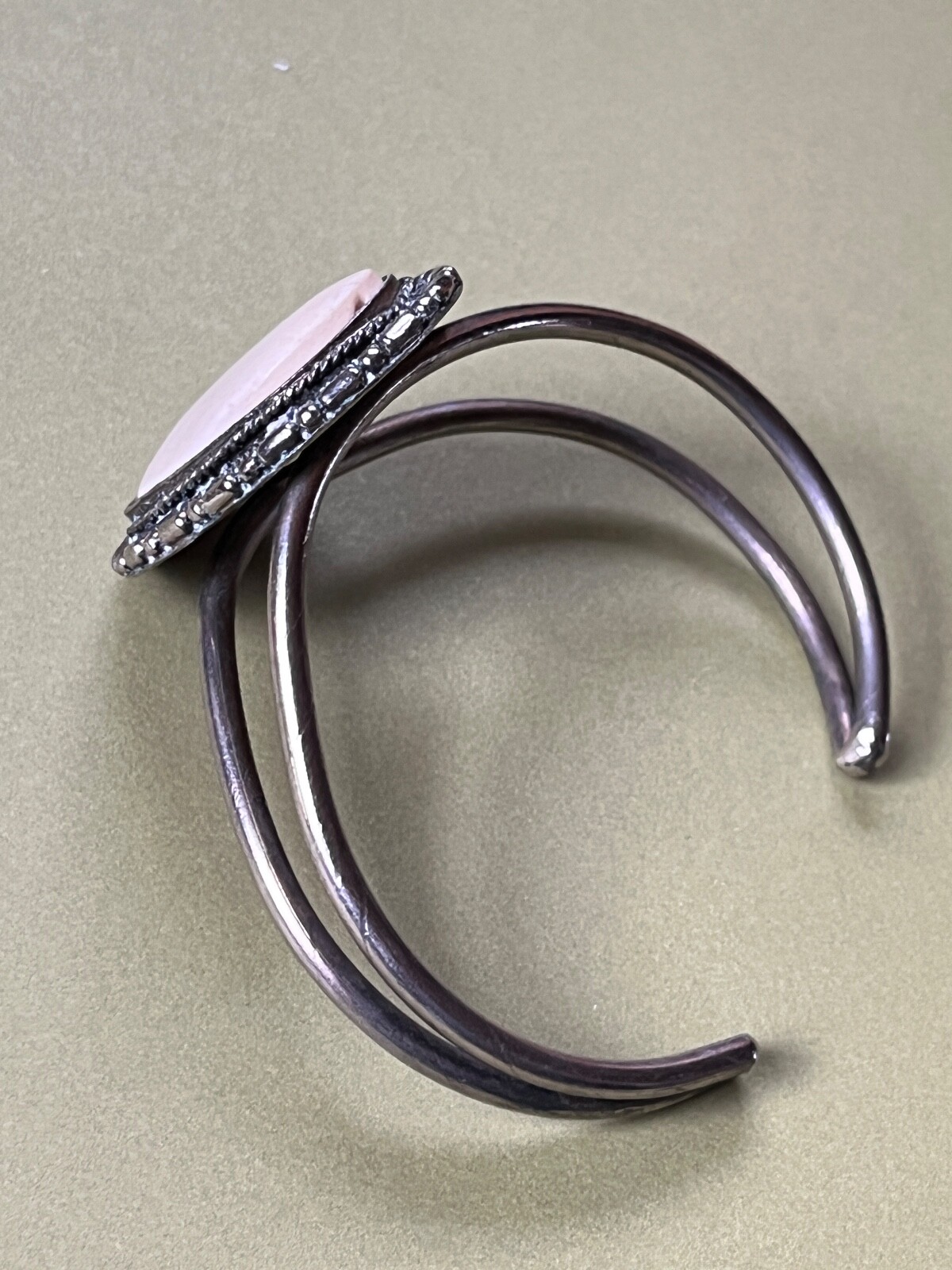 Rustic Split Silvertone w Large Oval Cream Cab Me… - image 5