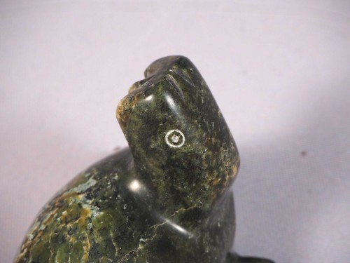 Soapstone Inuit Native Canada Figurine Playing Seal Unusual Green - Foto 3 di 5