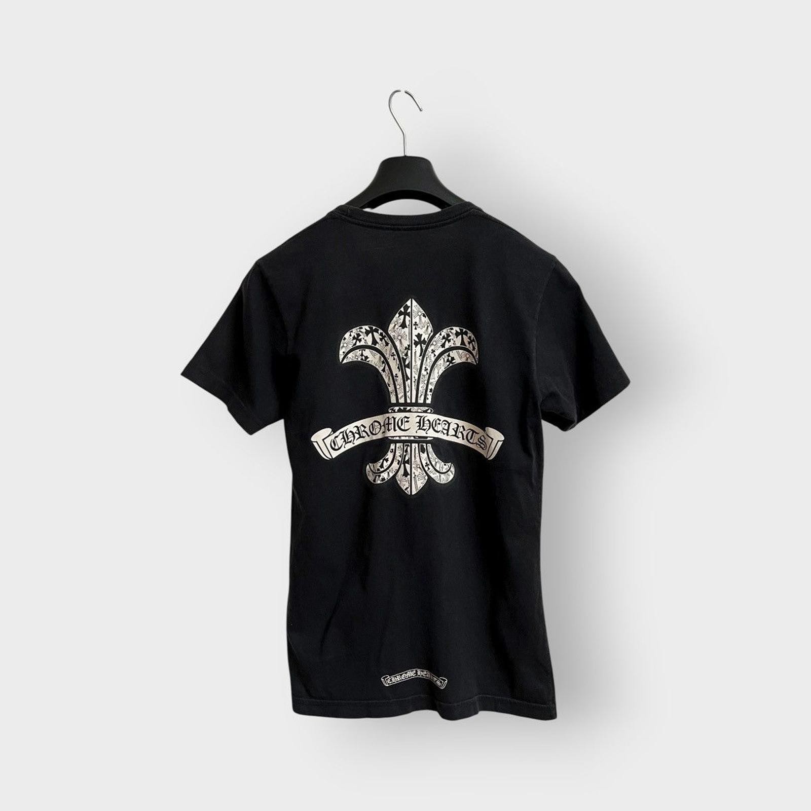 Chrome Hearts Monogram Dagger Scroll Logo Tee Siz… - image 1