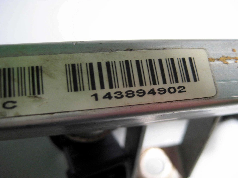 BMW M54 2.5L Fuel Rail w/ Injectors E39 E46 E60 E83 E85 325i 2001–2006 OEM - Image 2 of 3